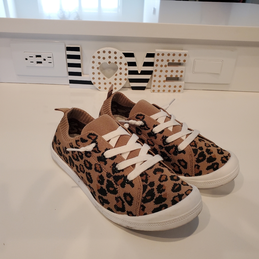 Torrid Riley sneaker leopard size 6 1/2 wide width runs large best fits a 7 1/2